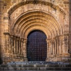 Il portale romanico della Chiesa di San Nicolás a Plasencia si distingue per le profonde archivolte concentriche e i capitelli scolpiti. Un prezioso esempio dell'architettura medievale dell'Estremadura.
