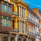 Le eleganti facciate della Calle Mayor di Palencia conservano il fascino dell'architettura ottocentesca. Le caratteristiche gallerie vetrate illuminano una delle vie storiche più iconiche della città.
