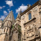 La facciata laterale rinascimentale della Cattedrale di Plasencia unisce eleganti rilievi scolpiti ed elementi gotici, esaltando il prestigio di uno dei monumenti simbolo dell'Estremadura.