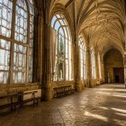 Il chiostro gotico della Cattedrale di Plasencia, in Estremadura, colpisce per le eleganti volte e le grandi vetrate che illuminano armoniosamente gli antichi ambienti.