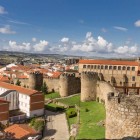 Le possenti mura medievali di Plasencia racchiudono uno dei centri storici meglio conservati dell'Estremadura. Dalle torri si apre una suggestiva vista sulla città e sui suoi antichi quartieri.
