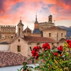 Il Monastero Reale di Santa María de Guadalupe domina il borgo con le sue torri e i tetti storici, simbolo dell'Estremadura e Patrimonio UNESCO nel cuore della provincia di Cáceres.
