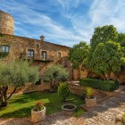 Il Palazzo Carvajal di Plasencia ospita l'Ente del Turismo e dell'Artigianato dell'Estremadura. Nel suo giardino cresce un fico di oltre 400 anni, accanto alla storica torre medievale.