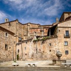 Il Palazzo dei Marchesi di Mirabel è il più importante edificio civile di Plasencia. Dimora della potente famiglia Zúñiga, unisce eleganza rinascimentale e secoli di storia nel cuore dell'Estremadura.