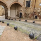 La storica Porta della Città si apre su Plaza Santa Lucía, uno degli angoli più autentici di Plasencia, dove archi in pietra e antiche mura raccontano il passato medievale.