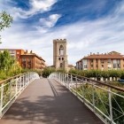 Il ponte pedonale conduce al centro storico di Plasencia e alla Chiesa di San Miguel, tra mura medievali e scorci ricchi di fascino. Un ingresso suggestivo nel cuore storico dell'Estremadura.