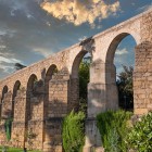 L'Acueducto de San Antón fu costruito nel XVI secolo per rifornire Plasencia di acqua. Le eleganti arcate in granito ne fanno uno dei monumenti storici più riconoscibili dell'Estremadura.