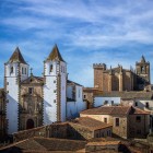 Le torri della Concattedrale di Santa María e gli antichi palazzi dominano il centro storico di Cáceres, Patrimonio UNESCO, tra i complessi medievali meglio conservati della Spagna.