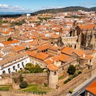 Il centro storico di Plasencia conserva il fascino dell'Estremadura tra mura medievali, antichi palazzi e la splendida Cattedrale gotica, protagonista del profilo storico della città.
