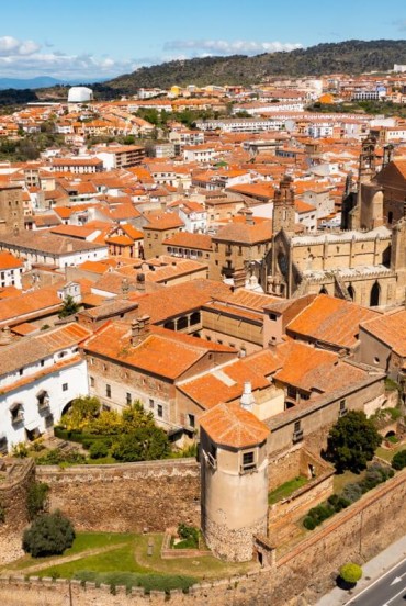 Il centro storico di Plasencia conserva il fascino dell'Estremadura tra mura medievali, antichi palazzi e la splendida Cattedrale gotica, protagonista del profilo storico della città.