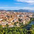 Circondata da possenti mura medievali e attraversata dal fiume Jerte, Plasencia conserva uno dei centri storici più autentici dell'Estremadura. La Cattedrale gotica domina un panorama ricco di storia.