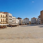 Plaza Mayor di Cáceres si apre ampia e luminosa, incorniciata da palazzi porticati e dominata dalla Torre de Bujaco, simbolo medievale del centro storico UNESCO dell’Estremadura.