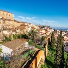 L’antico quartiere ebraico Judería Vieja di Cáceres si adagia sul pendio, tra case bianche, muri in pietra e giardini terrazzati che raccontano l’anima autentica dell’Estremadura.