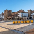 Plaza Mayor di Cáceres offre una vista sulla Torre de Bujaco e sulle antiche mura, ingresso al centro storico dichiarato Patrimonio UNESCO, nel cuore dell’Estremadura spagnola.