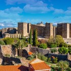 Il castello di Trujillo domina la città con la sua possente struttura di origine islamica, scandita da torri quadrangolari, mura merlate e bastioni che conservano l’antico sistema difensivo.