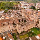 Il Monastero Reale di Santa María de Guadalupe domina il borgo di Guadalupe con torri fortificate, chiostri e strutture che fondono architettura gotica, mudéjar, rinascimentale e barocca.