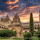 Il Claustro de los Milagros del Monastero di Guadalupe custodisce un raffinato tempietto mudéjar, incorniciato da arcate sovrapposte e da un giardino raccolto e silenzioso.