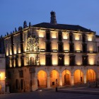 Il Palacio de la Conquista domina un lato della Plaza Mayor di Trujillo con la facciata rinascimentale, il balcone angolare plateresco e il grande stemma scolpito della famiglia Pizarro.