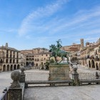 Nel cuore della Plaza Mayor di Trujillo, la statua equestre di Francisco Pizarro, conquistatore del Perù, domina portici e palazzi rinascimentali, simbolo della città.