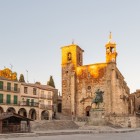 Una veduta grandangolare racconta la Plaza Mayor di Trujillo, in Estremadura, dominata dalla chiesa di San Martín e incorniciata da portici e palazzi rinascimentali dei secoli XV e XVI.