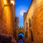 Un dettaglio della Puerta de Santiago rivela l’antico passaggio fortificato di Trujillo, racchiuso tra alte murature in pietra, archi medievali e portali storici della città murata.