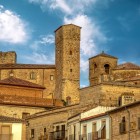 Dalla Plaza Mayor di Trujillo, lo sguardo abbraccia la parte meridionale della città, dove torri, palazzi e campanili medievali disegnano l’antico profilo storico dell’Estremadura.
