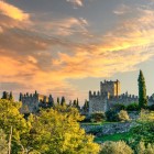 La città di Trujillo si distende nel paesaggio dell’Estremadura, dominata dal castello di origine islamica, con robuste mura difensive, torri merlate e antichi camminamenti di ronda.