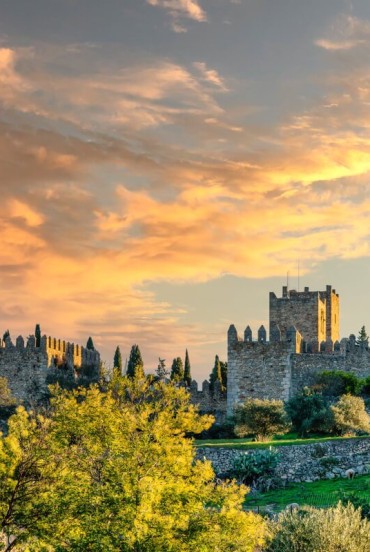 La città di Trujillo si distende nel paesaggio dell’Estremadura, dominata dal castello di origine islamica, con robuste mura difensive, torri merlate e antichi camminamenti di ronda.