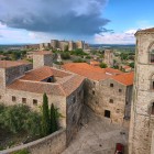 Dall’alto, il centro storico di Trujillo rivela tetti in cotto, palazzi in pietra e la torre romanica di Santa María la Mayor, mentre il castello domina l’orizzonte dell’Estremadura.