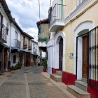 Passeggiare tra le vie di Guadalupe significa entrare in un borgo dove il tempo sembra essersi fermato. Antiche case medievali e facciate candide custodiscono l'anima più autentica dell'Estremadura.