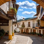 Un antico arco in mattoni introduce a una via di Guadalupe, dove case medievali, balconi in legno e portici tradizionali raccontano la storia autentica dell'Estremadura spagnola.