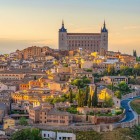 L'arrivo a Toledo regala una vista indimenticabile sulla città imperiale, dominata dall'Alcázar e dalla Cattedrale, dove secoli di storia raccontano l'incontro tra culture e civiltà.
