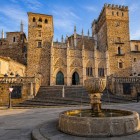 La fontana di Plaza Mayor, davanti al Monastero Reale di Guadalupe, ricorda il battesimo di alcuni indigeni americani celebrato da Cristoforo Colombo al ritorno dal Nuovo Mondo.