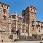 La facciata della Concattedrale di Santa María domina la Plaza de Santa María a Cáceres, capolavoro tra gotico e Rinascimento affiancato da possenti torri in pietra nel cuore della città UNESCO.