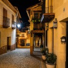 Nel vecchio quartiere ebraico di Guadalupe, Via Venero collega Plaza de Santa María con l'Arco del Gorro Gordo, così chiamato per l'antica fontana annessa al passaggio.