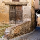 Le stradine dell’antica Judería di Toledo raccontano una presenza sefardita documentata dal IV secolo; nel Medioevo il quartiere custodiva palazzi e fino a dieci sinagoghe.