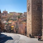 La salita del Callejón de la Estrella conduce all’omonimo eremo, fondato nel XIV secolo e ricostruito nel 1611, accanto alla chiesa mudéjar di Santiago del Arrabal, nel cuore di Toledo.