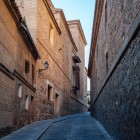 Calle de Santa Úrsula attraversa il cuore medievale di Toledo, stretta tra antichi conventi e mura mudéjar in pietra e mattoni, lungo un percorso silenzioso ricco di storia.
