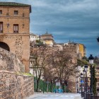 Calle Real del Arrabal segue le mura settentrionali di Toledo, collegando la Puerta de Bisagra al centro storico tra antichi accessi, architetture medievali e suggestivi scorci urbani.