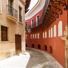 Il suggestivo e sinuoso Callejón de Jesús y María costeggia l’antico convento e unisce Calle Trinidad a Calle Alfonso XII; fino al 1985 vi passava la processione del Corpus Christi.