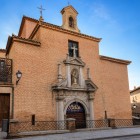 La facciata in mattoni dell’Eremo della Stella custodisce il portale seicentesco; al tramonto, un raggio attraversa il camerino e illumina simbolicamente l’immagine della Vergine.