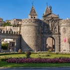 Puerta Nueva de Bisagra, ricostruita nel XVI secolo su progetto di Covarrubias, accoglie i visitatori di Toledo con torri, arco trionfale, stemma imperiale e un antico cortile d’armi.