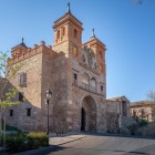 La Puerta del Cambrón, antico accesso alla Giudecca di Toledo, conserva strutture musulmane e forme rinascimentali del XVI secolo, incorniciate da quattro torri in pietra e mattoni.