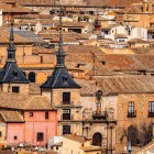 Dai tetti della Judería emerge il volto medievale di Toledo: l’Aljama fu la più grande di Castiglia, con oltre dieci sinagoghe, due delle quali ancora visitabili dai turisti.