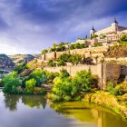 Lo skyline della città vecchia di Toledo si innalza sulle rive del Tago, tra mura, torri e palazzi storici che delineano il profilo della celebre Città delle Tre Culture spagnola.