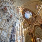 Il Transparente di Narciso Tomé unisce il barocco all’architettura gotica della Cattedrale di Toledo: marmi policromi, sculture e affreschi guidano la luce verso il tabernacolo.