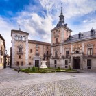 La storica Plaza de la Villa custodisce tre secoli di architettura madrilena: la Torre dei Lujanes gotico-mudéjar, la Casa de Cisneros plateresca e la barocca Casa de la Villa.