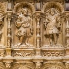 Nel coro della Cattedrale di Toledo, la silleria alta di Bigarny e Berruguete anima nicchie rinascimentali a conchiglia, popolate da profeti, martiri e figure bibliche scolpite.