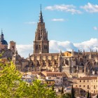 Nel profilo di Toledo emerge la Cattedrale Primaziale, capolavoro gotico iniziato nel 1226: la torre quattrocentesca domina tetti e vicoli della storica città castigliana.