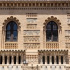 Nell’antico quartiere ebraico di Toledo, l’Escuela de Artes y Oficios, progettata da Arturo Mélida nel 1882, unisce forme neomudéjar, laterizio, pietra e finestre polilobate